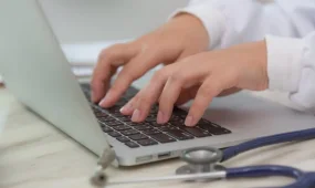 Енді үкімет дәрігерлердің жұмыс сапасын жасанды интеллект арқылы тексереді