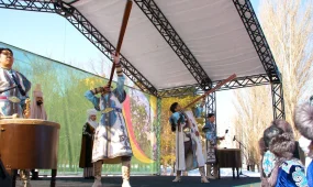 Астанада мыңнан астам адам бір мезетте Көрісу рәсімін өткізді