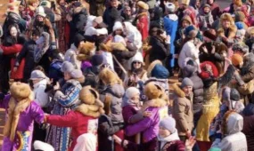 Тысячи объятий весны: в Астане массово провели обряд Көрісу