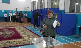 Атырау қаласында көршілер референдум учаскесіне бірге барып  дауыс берді