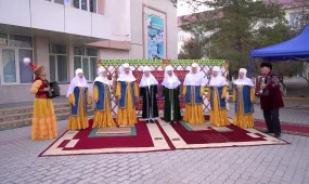 Әжелер референдумға тәті тоқаш пісіріп әкеліп таратты