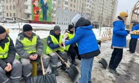 Столичные волонтеры угостили работников коммунальных служб чаем и баурсаками