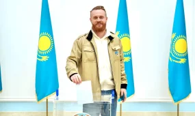 Стендап-комик Евгений Чебатков пришел на участок референдума в Москве