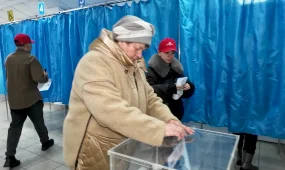 Интервьюеры Института общественной политики работают на выходе из участков голосования в Петропавловске