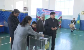 Пара из Актобе пришла на референдум в день золотой свадьбы