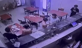 Қоғамдық моншада ер адам жасөспірімді соққыға жықты