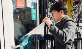 Активисты «Жастар Рухы» после референдума начали уборку печатных агитматериалов