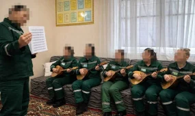 Темір тордың ар жағындағы қоңыр үн: сотталған әйел колонияда домбыра үйірмесін ашты