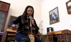 Павлодарец подарил местной филармонии кылкобыз, напечатанный на 3D принтере