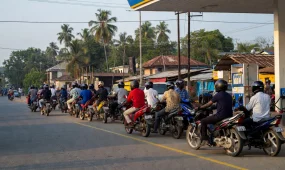 Шри-Ланка ввела заправку по номерным знакам из-за топливного кризиса