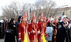 Атырауда Ұлттық киім шеруіне бес мыңға жуық адам қатысты