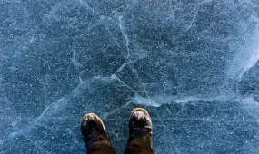 Двое рыбаков ушли под лед на водохранилище под Рудным