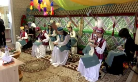 Павлодарда қыз балалар ұршық иіруден жарысқа түсті