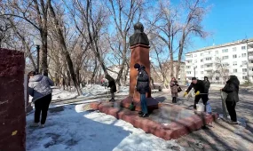 Территорию памятников и скверов привели в порядок волонтёры в Петропавловске
