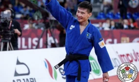 Казахстанский дзюдоист завоевал золото в новом весе перед Азиадой