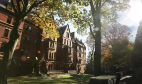 Ақ үй Гарвард университетін сотқа берді