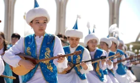 500 бала бір мезетте күй тартты