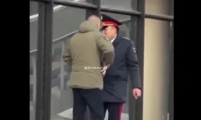 Главу МВД оштрафовали за курение в общественном месте в Кыргызстане