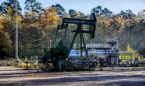 Нефть отыгрывает падение: Brent подскочила более чем на 4%