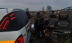 Павлодарда мұз жарылып, балықшылар көлікпен суға түсіп кетті