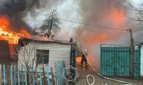 Оралда ТЖМ қызметкерлері жанып жатқан үйден адамды құтқарды