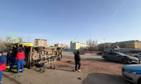 Ақтөбеде жүкті әйелді алып бара жатқан жедел жәрдем көлігі аударылып қалды