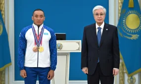 Мемлекет басшысы ХІV Қысқы Паралимпиада ойындарының чемпионы Ербол Хамитовты марапаттады