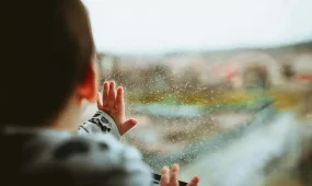 Құтқарушылар балалардың терезеден құлау қаупі туралы ескертті