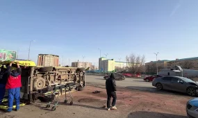 Жүкті әйелді алып бара жатқан жедел жәрдем көлігі аударылып қалды