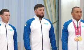 Глава государства наградил чемпиона ХІV зимних Паралимпийских игр Ербола Хамитова