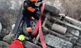 Алматинские спасатели эвакуировали авто из горной реки