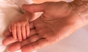 В Шымкенте мать четверых детей ограничили в родительских правах