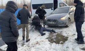 В Уральске задержали банду вымогателей: похищали деньги и дорогие смартфоны (ВИДЕО)