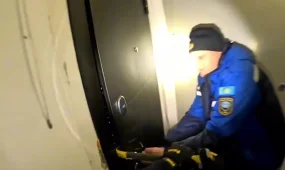 Трехлетняя девочка оказалась заперта одна в квартире в Аксу