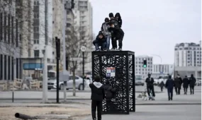 Подростки превратили новые городские инсталляции в опасный аттракцион в Актау