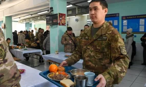 В армии Казахстана внедряют «шведский стол» и блюда национальной кухни