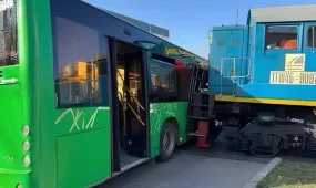 Автобус пен пойыз соқтығысты, 6 адам зардап шекті