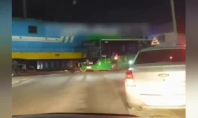 Алматы облысында пойыз жолаушылар отырған автобусқа соғылды