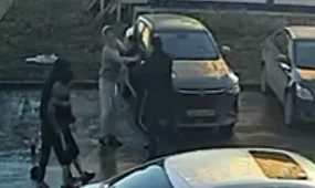 Группа костанайских подростков избила полицейского