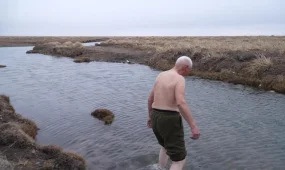 80-летний карагандинец купается в ледяной реке и ходит босиком по снегу ежедневно преодолевая десятки километров по степи