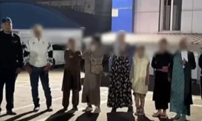 Көшеде көпшілікке тас лақтырған қыздар елден шығарылады