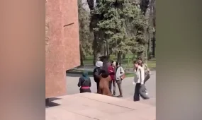 Нападали на людей и отбирали вещи: группу девочек-подростков задержали в Алматы