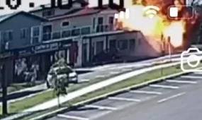 Ұшақ үйге құлап, үш адам қаза тапты