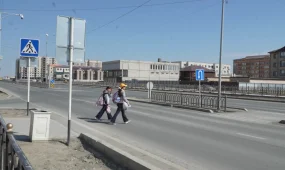 Атырауда мектепке бара жатқан 8 жасар қызды жүргіншілер жолында көлік қағып кетті