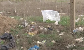 В Актобе ищут способ остановить разлёт мусора с полигона
