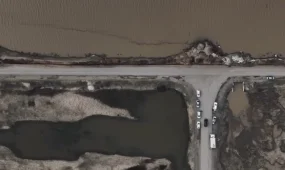 Дорога не дает затопить село после прорыва дамбы в Коргалжынском районе