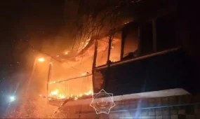 БҚО-да демалыста жүрген құтқарушы ойда-жоқта екі адамды өрттің ортасынан алып шықты