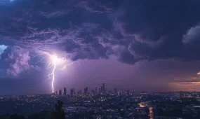 Грозы, бури, пожары: МЧС предупредило о непогоде