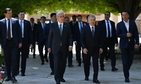 Рабочая поездка Президента Казахстана в Узбекистан началась с посещения мавзолея XVI века