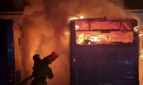 Пожар уничтожил три автобуса в Шахтинске